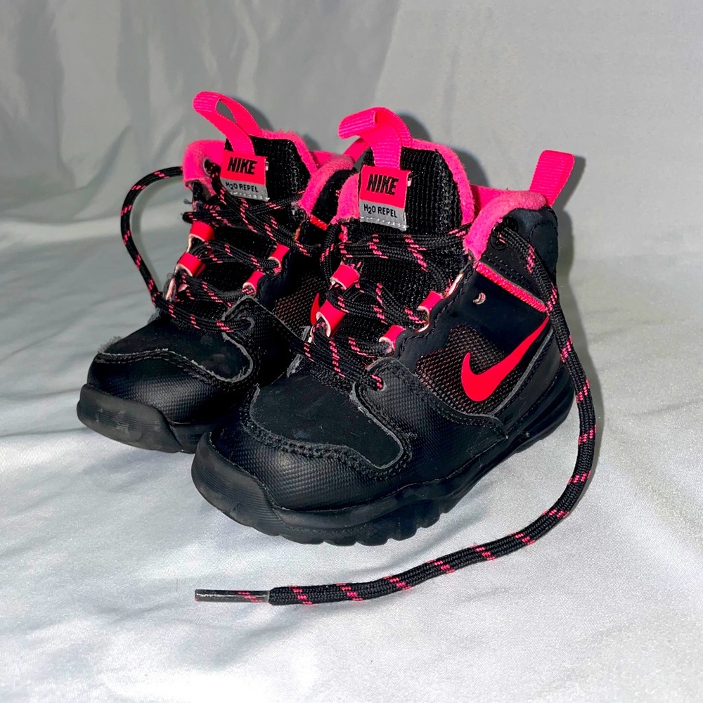 NIKE 6c H20 repel black/pink shoes
